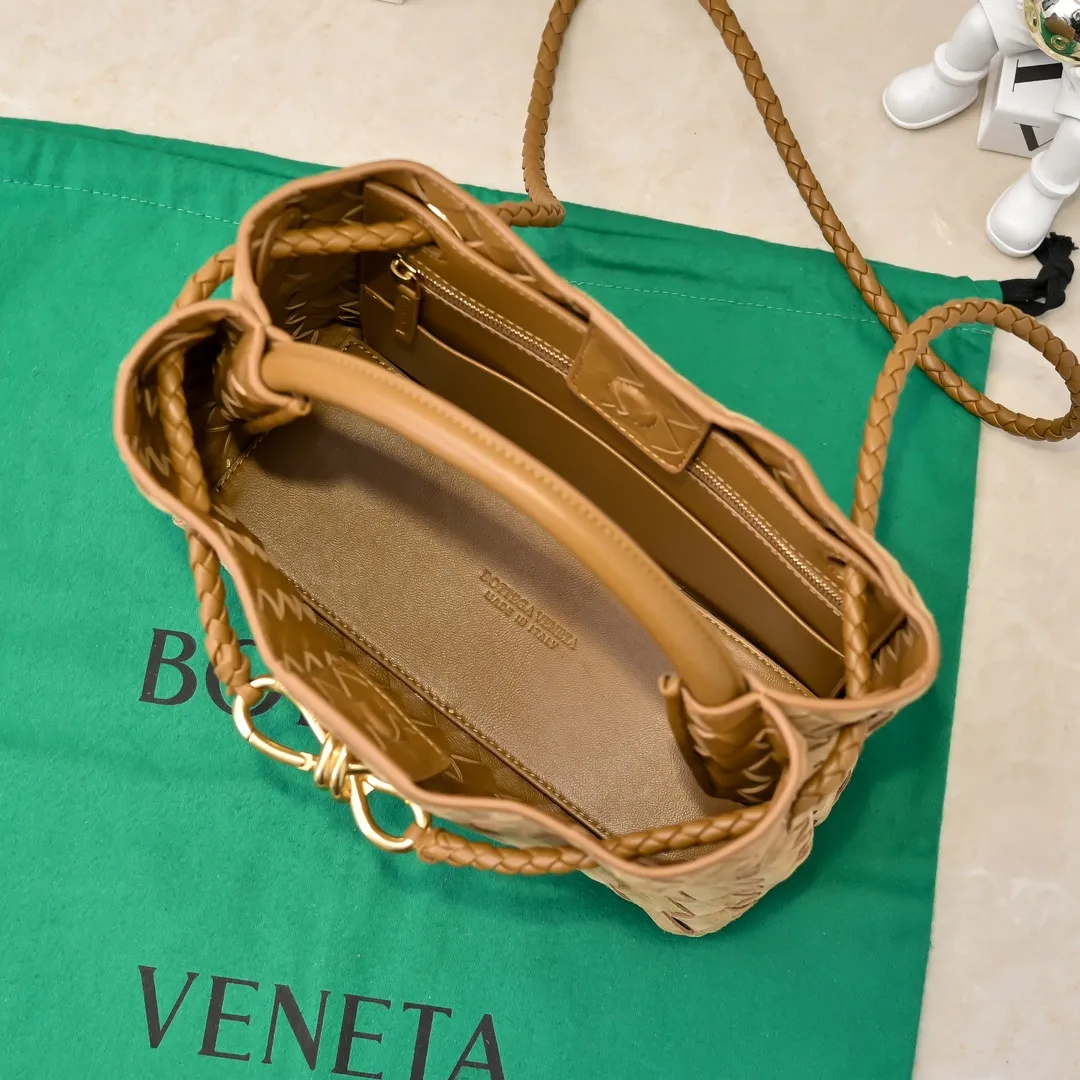 The 2024 new Andiamo batch 1920 BV has been shipped‼ ️Really popular🔥The new Andiamo woven handbag launched by Bottega Veneta this season is really popular all over the world! ! Celebrities at home and abroad have worn it, and Oscar-winning actress Michelle Yeoh has taken it out on the street. Song Jia, Trai Yara, Yu Feihong, Sanji Ayaka, Rosie Hunting-Whiteley, Yoshioka Riho, etc. have all picked up this bag. It is classic and versatile, showing off its temperament, and the bag capacity is also large, which is very convenient for daily commuting! ! A variety of carrying methods, the shoulder straps can be adjusted by yourself, the original lambskin feels soft and delicate, and the neutral style is created to break gender boundaries and bring a more practical and longer-lasting use experience. Andiamo, which has both elegant and casual styles, perfectly interprets the true appearance of "fashionable old money style". Style number: 7463 (suede) Size: 25*22*10.5cm